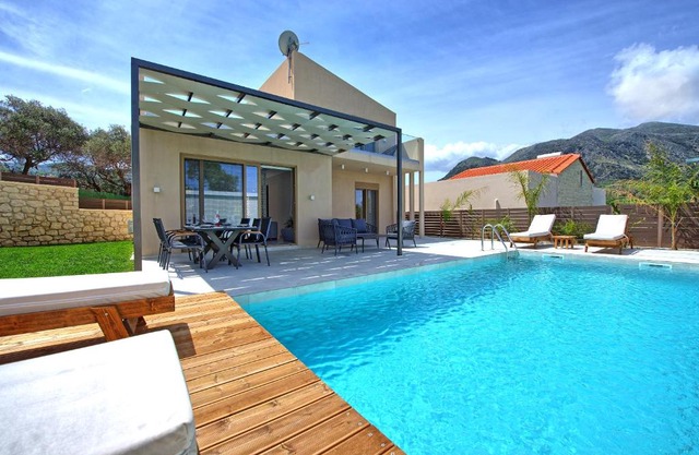 Villa Silentium Ionia by PosarelliVillas