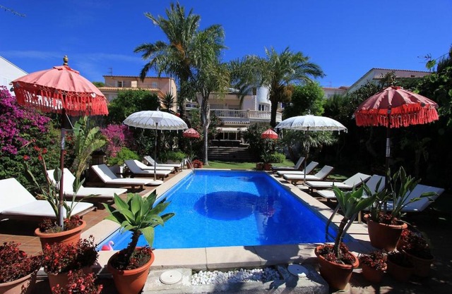 Villa Sitges Palm Garden: 5 minutes walking from beach. Amaizing Garden/Outdoor