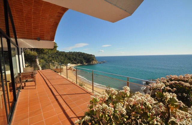 Villa "Sol Solet", avec vue sur mer, piscine privée, terrasse, balcon et Wi-Fi.