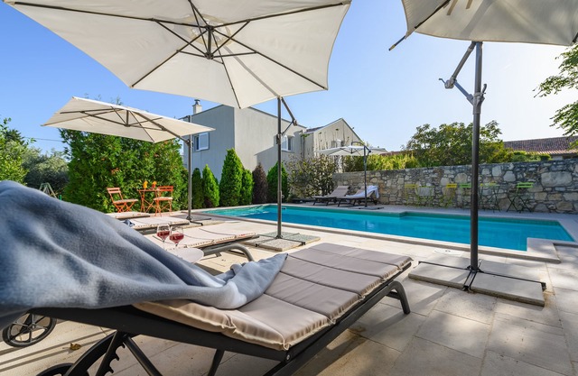 Villa Sole ⭐⭐⭐ ⭐⭐ a family friendly villa with a stunning view over the sea