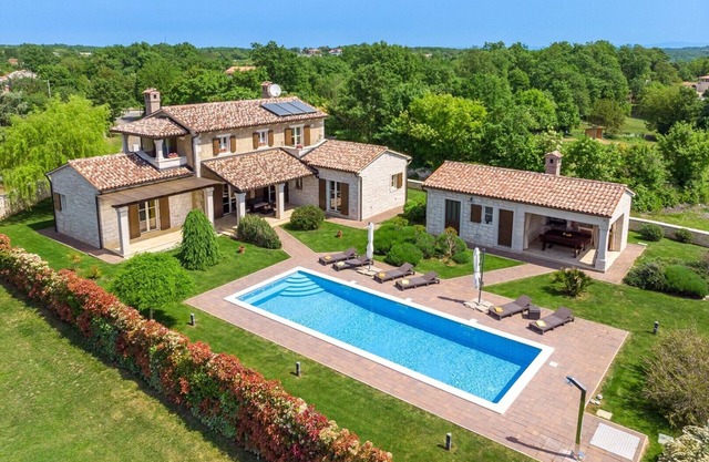 Villa Stancija Martina avec piscine privée et jardin paysager