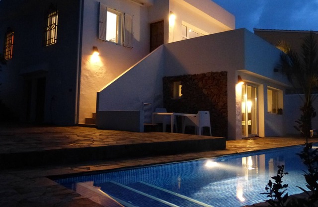 VILLA STYLE IBIZA climatisée et rénovée. plages 400m, centre ville 800m.