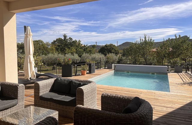 Villa Sud Ardèche Les Vans Haut Standing plein sud,piscine privée,jardin arboré