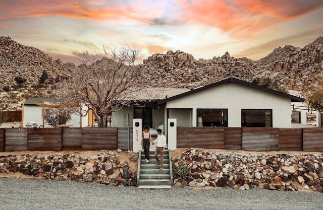 Villa Sueños: Cowboy Tub, Hot Tub, Swingset