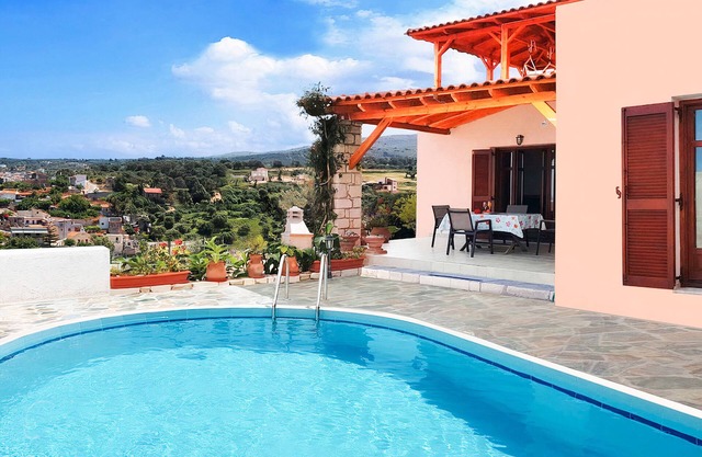 Superbes vues sur la mer et la montagne, piscine et hamacs sur le toit-terrasse et espace pour enfants