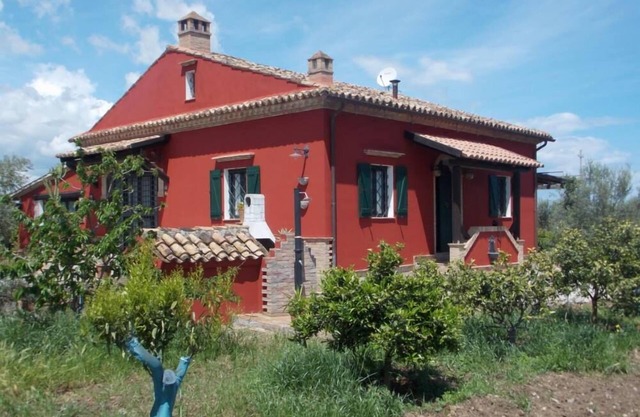 Villa entourée de plantations d'agrumes sur la côte ionienne