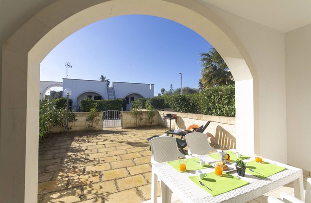 Villa entourée de verdure à quelques pas de la plage
