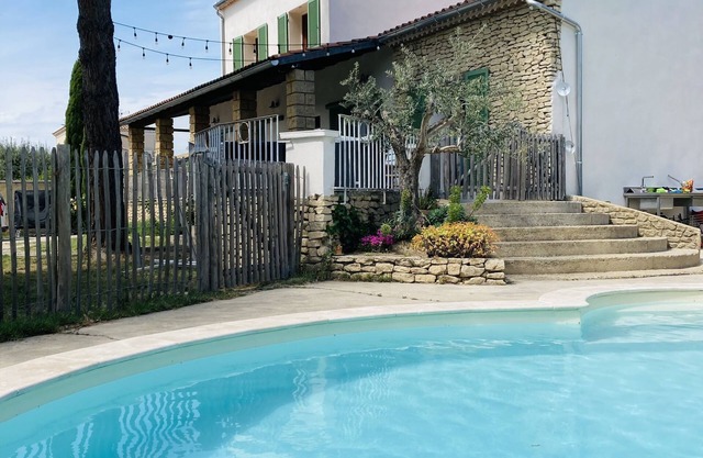 Villa TAEO, piscine, jardin arboré et vue sur les vignes - 10km d'Avignon