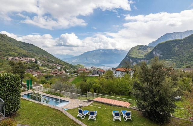 Villa "Tanas" avec vue sur le lac, piscine privée et Wi-Fi.