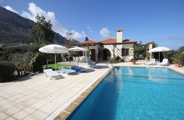 Villa avec piscine privée et vue mer et montagne. Quelques vacances scolaires disponibles