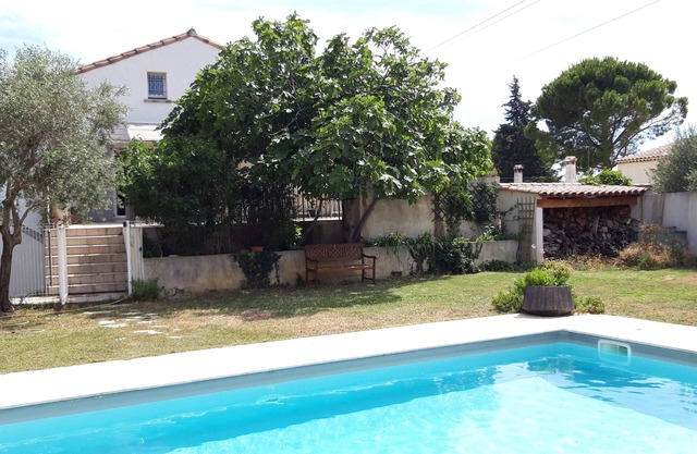 Villa terrasse piscine privée jardin entre Aix et Salon . 6 personnes.