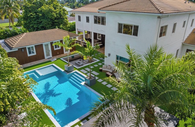 Villa Tortuga: 10 BR 9,500 sq. ft Extravagant Miami Estate w pool, movie theater