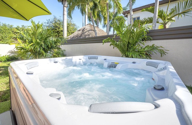 Villa tropical Miami, stay in this 4-bed ,3 bathsnWiFi /fitness room and hot tub