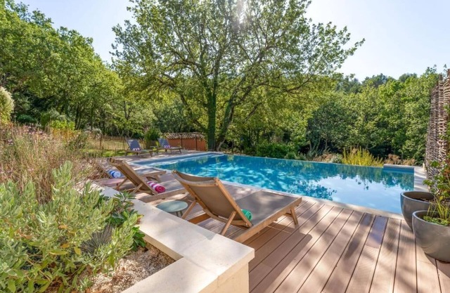 Villa Vauvert, enchanting country residence with private infinity pool