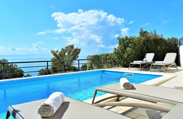 Villa Vedran avec une vue imprenable pour des vacances reposantes.