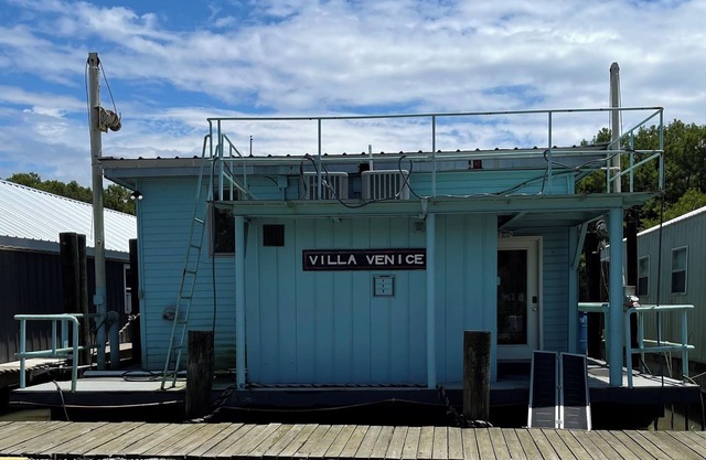 Villa Venice houseboat located in Cypress Cove Marina-4 bedrooms/2 bathrooms
