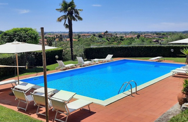 Villa avec piscine dans la relaxation des collines et à seulement 4 km de la mer