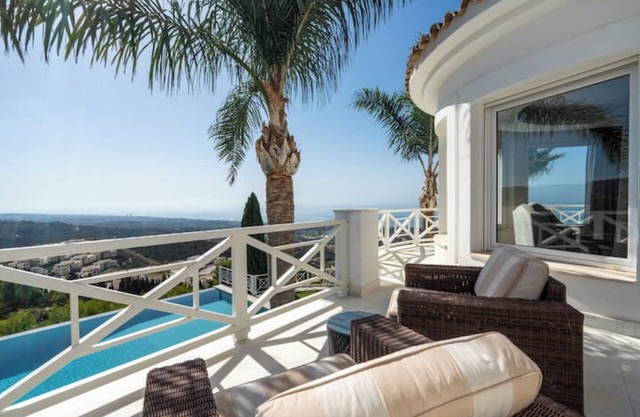 Villa Veranda: super views of the mountains and the sea