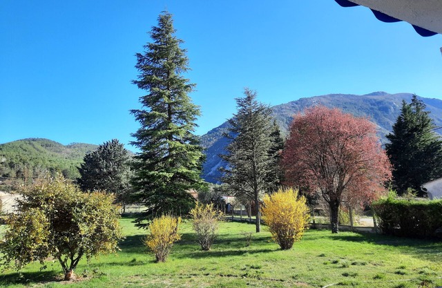 VILLA VERDON CASTELLANE *** Très agréable villa spacieuse, grand jardin arboré
