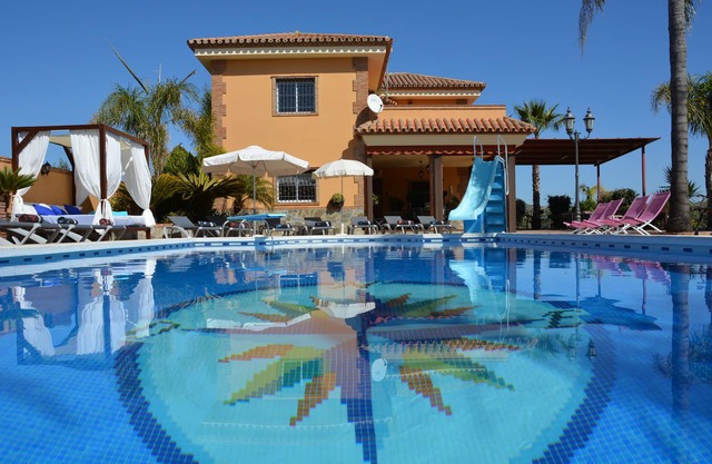 VILLA AVEC GRANDE PISCINE CLIMATISEE (14x8), PROCHE PLAGES ET GOLF WIFI ET BBK