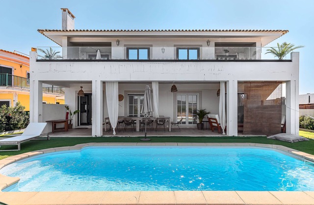 Villa 'Vila Exclusiva Na Praia De Tróia' avec vue sur mer, Wi-Fi et climatisation