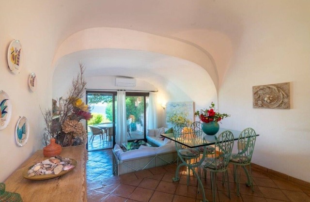 Villa 'Villa Baia - Porto Rafael' avec vue sur la mer, terrasse privée et climatisation.