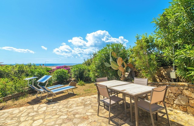 Villa 'Vista Mare Cala Ginepro' avec vue sur mer, terrasse privée et climatisation