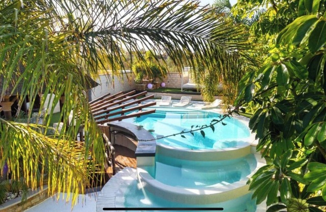 Villa avec piscine design, bar de piscine, jacuzzi, lit balinais