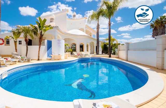MAGNIFICENT VILLA W/ LARGE HEATABLE SWIMMING POOL, FREE WIFI & A/C, NEAR BEACH