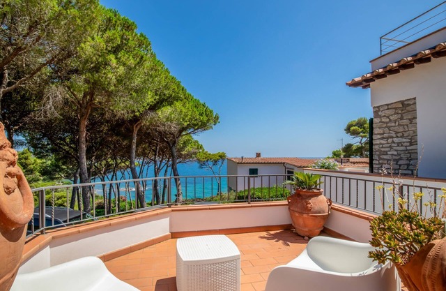 Elégante villa avec vue sur la mer et accès privé à la plage