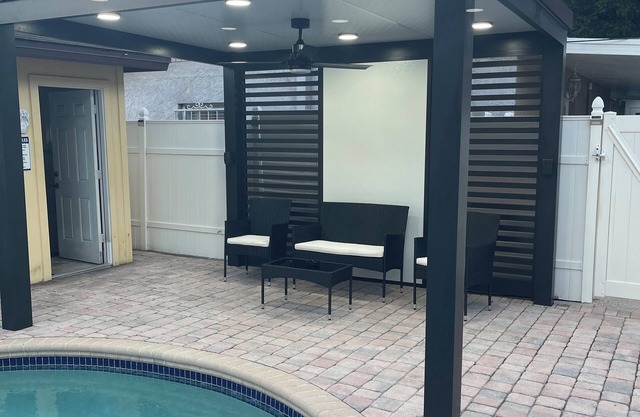 Cozy apartment and just 5 mins away from Raymond James Stadium and 10 min TPA.