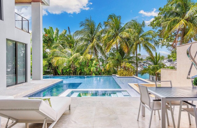 VILLA WATERFRONT MIAMI 6 BEDROOMS LUXURY 14PPL FAMILY or BIG GROUP FRIENDLY