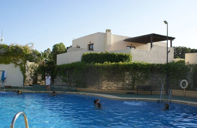 Villa, avec piscine dans résidence fermée très proche de la plage et de la ville