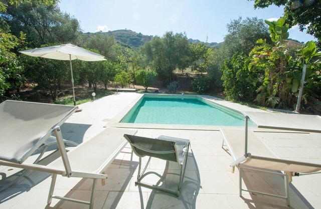 Villa moderne avec piscine dans la belle vallée de l'Alcantara, près du mont Etna et le littoral.
