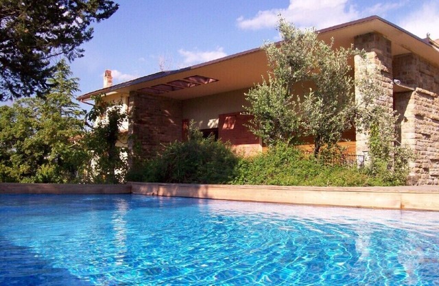 Villa avec piscine, climatisation, à distance de marche de la ville