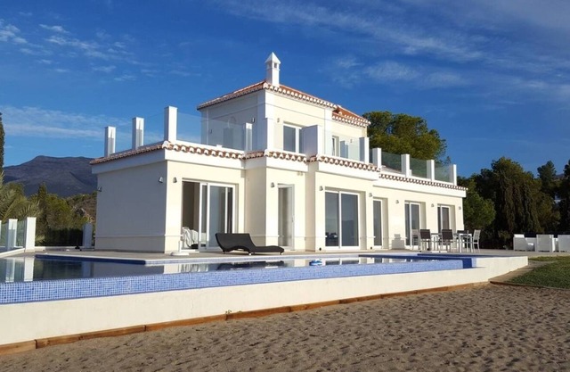 Villa 'avec 2 piscines et bain à remous' avec jardin, 2 terrasses & Wi-Fi
