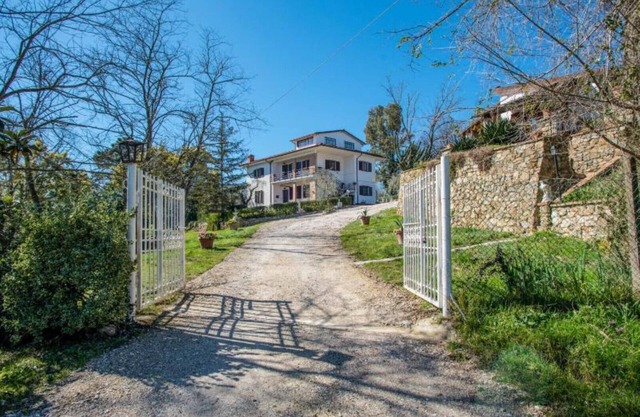 Villa avec 2 appartements spacieux pour 2 x 7 personnes et piscine près de Pise et de la mer