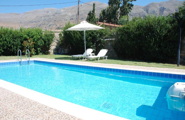 Villa with a pool in Lefkogia