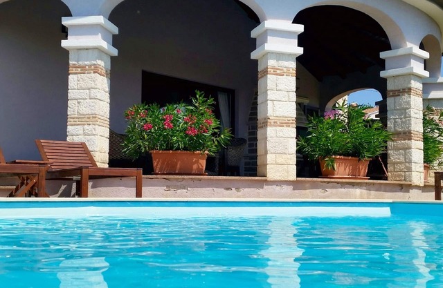 Villa avec piscine tranquille Edge Of Village Cadre