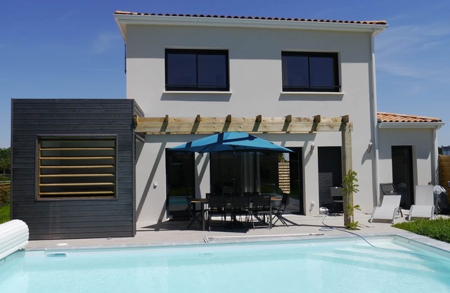 Villa avec piscine, jacuzzi, climatisation, résidence avec terrain de tennis