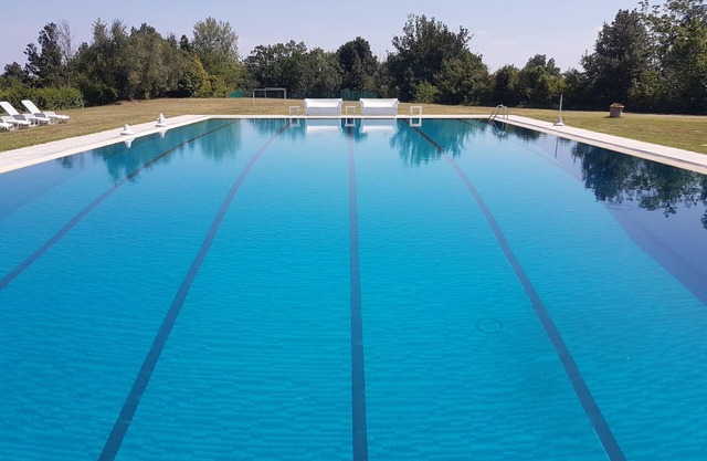 Villa avec incroyable piscine semi-olympique privée et tennis