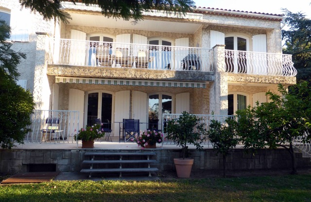 RDC de villa avec jardin et piscine privée, très calme, 5 mn de la plage. WI-FI
