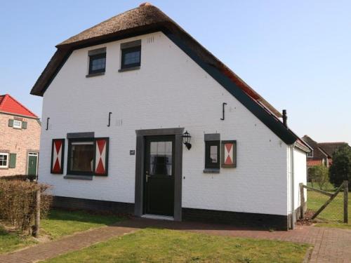 Villa with garden in holiday park in Limburg