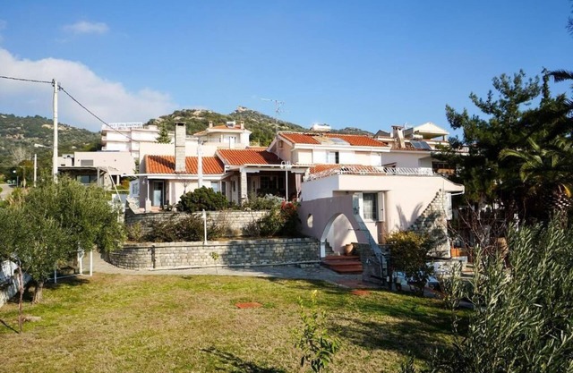 Villa with great view and a few steps away from the beach !!!