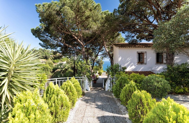 Belle villa avec vue magnifique sur la mer et la piscine.