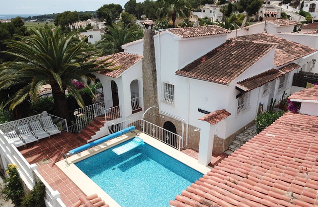 Superbe villa avec piscine, plages et ville à 12 minutes à pieds, petite vue mer