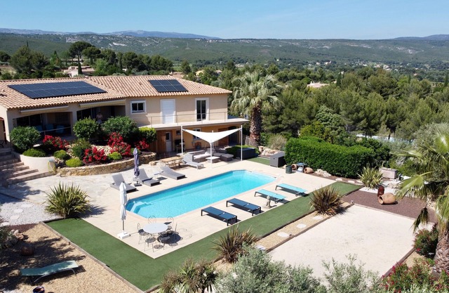 Villa prestations haut de gamme, proche de la mer, piscine chauffée et pétanque