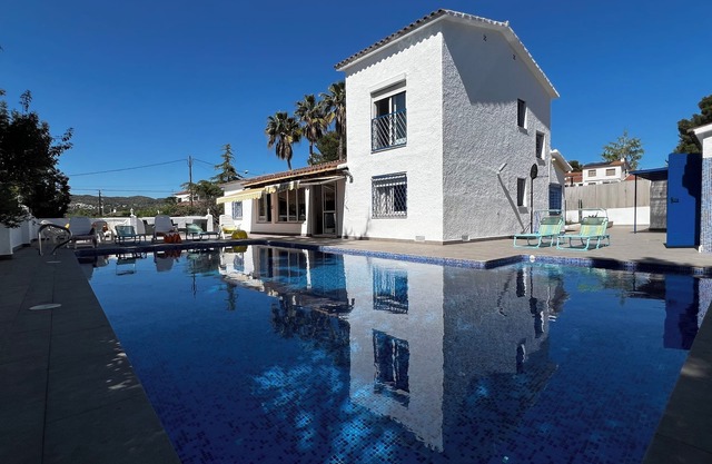 Superbe villa: piscine privée de 5m x 11m à 800m de la plage avec Wifi, BBQ, etc