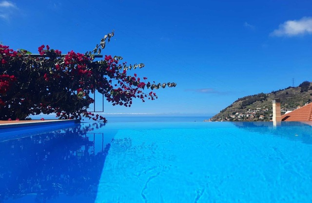 Villa avec piscine à débordement et une salle de jeux vue sur la mer