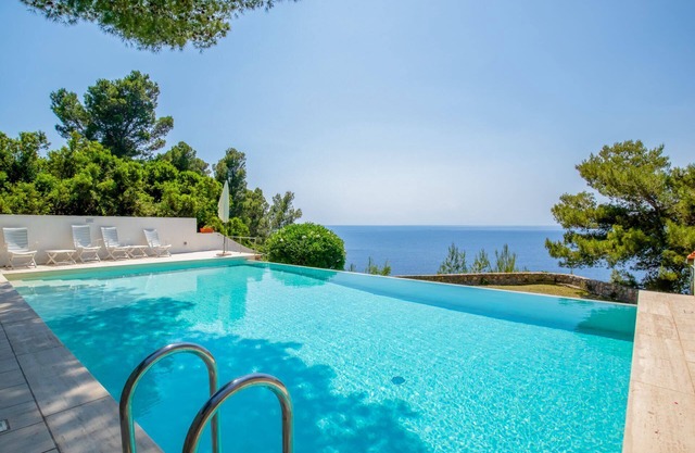 Villa avec accès à la mer et à la piscine à débordement